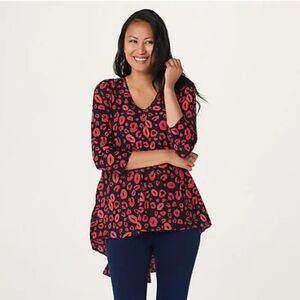 Attitudes by Renee pleat back animal/lips kisses print top size 1XP 1X petite